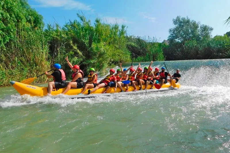 Grupo en banana boat disfrutando del río Segura en Blanca, Murcia