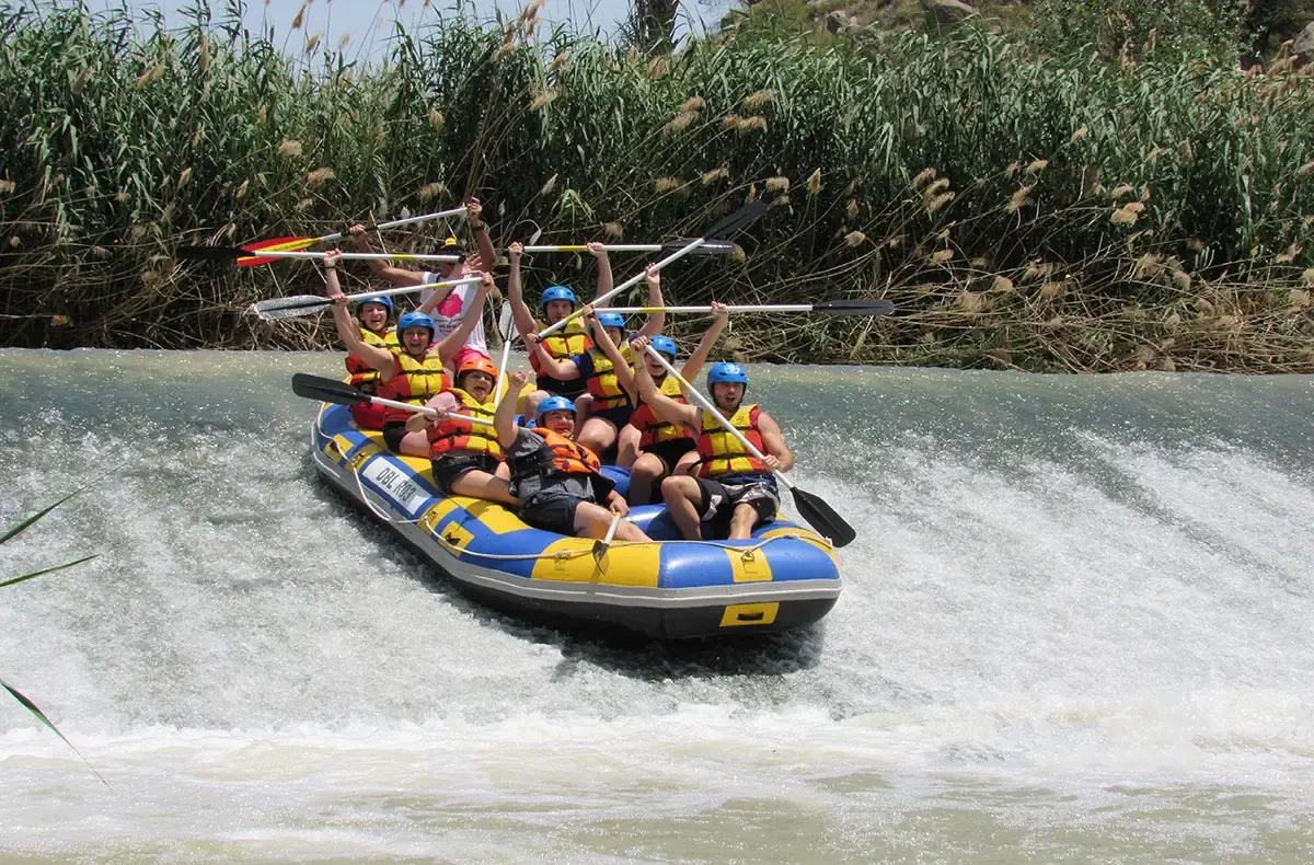 Balsa de rafting bajando una presa del río Segura